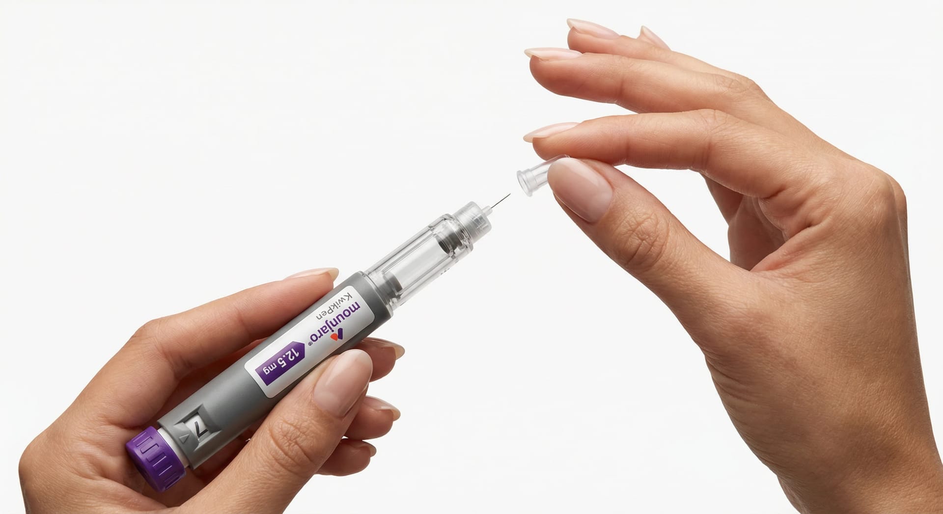 Крок П4 — знімаємо зовнішній та внутрішній ковпачки голки Mounjaro KwikPen перед ін'єкцією